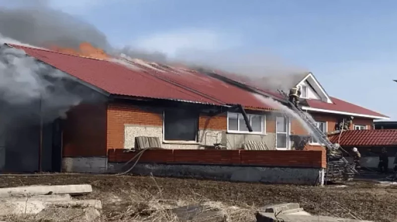 Наблюдательный патруль. Уральские автоинспекторы помогли в тушении пожара в частном секторе