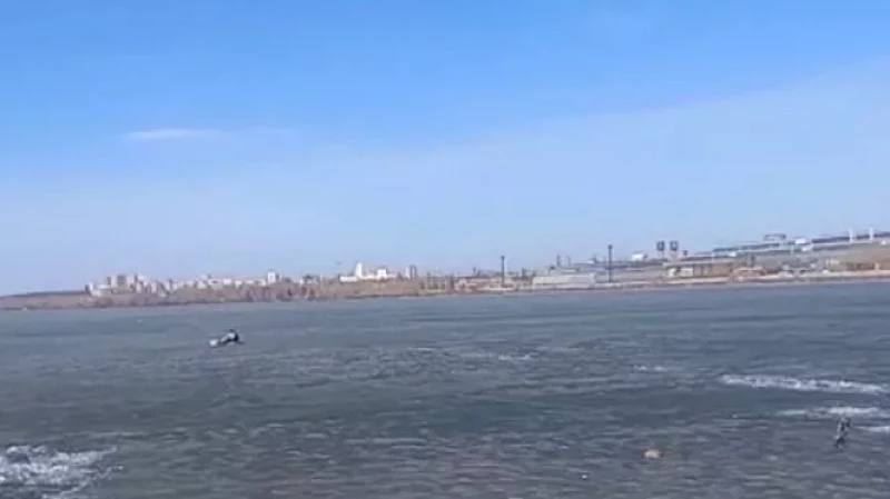 Спасательный «улов»: в Екатеринбурге спасли трёх рыбаков, провалившихся под лёд