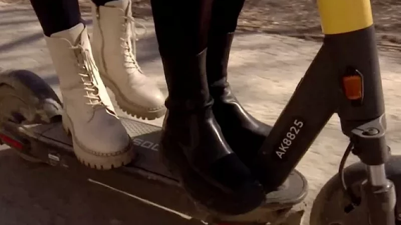 Один самокат – один человек. За езду вдвоём на одном самокате грозит штраф 800 рублей