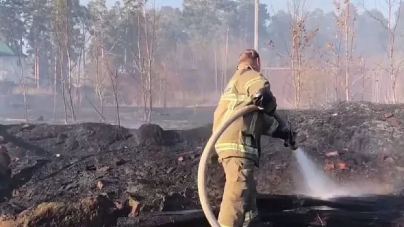 Из-за сильного ветра возникла угроза распространения огня на жилые дома