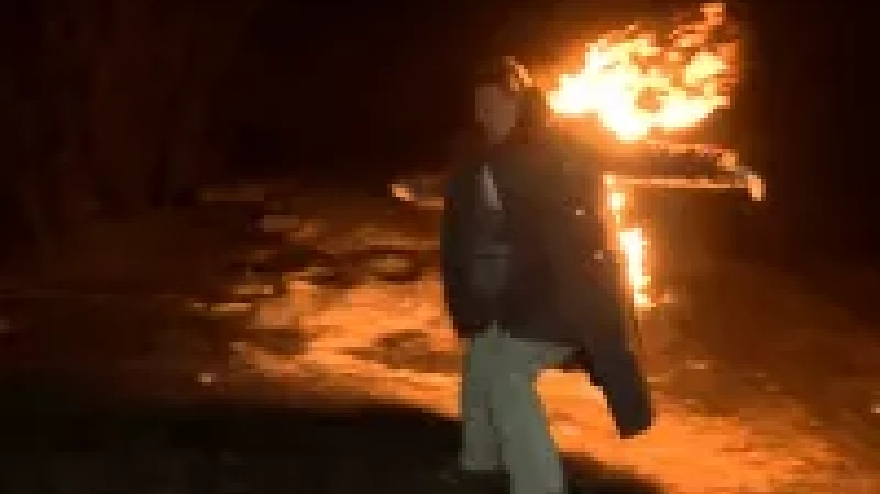 Молодая мама поджигает себя и чинит машины