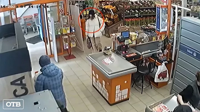 Полиция Екатеринбурга разыскивает пенсионерку и молодую девушку, потративших с забытой в банкомате карты 8000 рублей