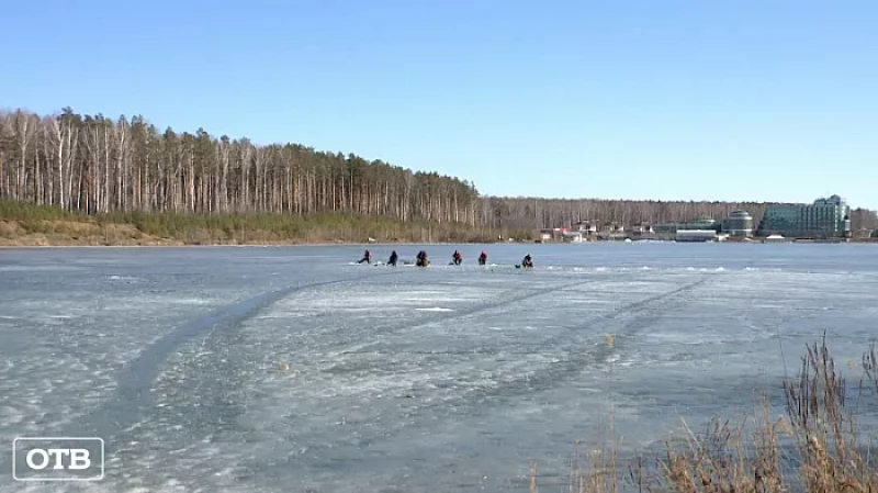 Несмотря на запрет МЧС, рыбаки продолжают выходить на весенний лёд