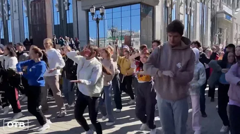 Чистый город: жители Екатеринбурга устроили флешмоб в белых кроссовках