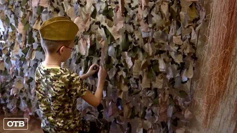 Восьмилетний школьник мастерит маскировочные сети для бойцов СВО