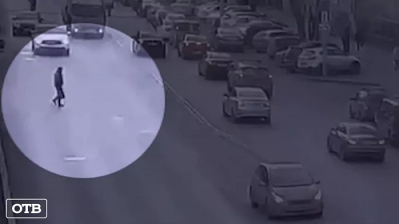 В Екатеринбурге пешеход вышел на проезжую часть, где его снёс грузовик