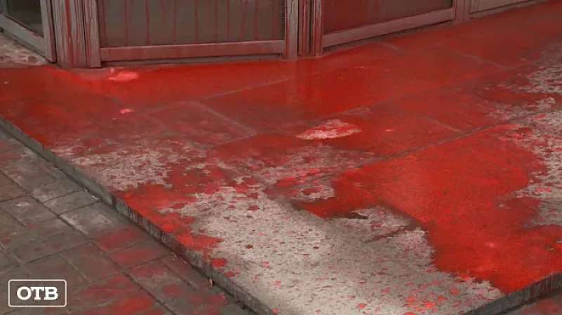 Войны УК: в Екатеринбурге продолжают обливать краской многоквартирники