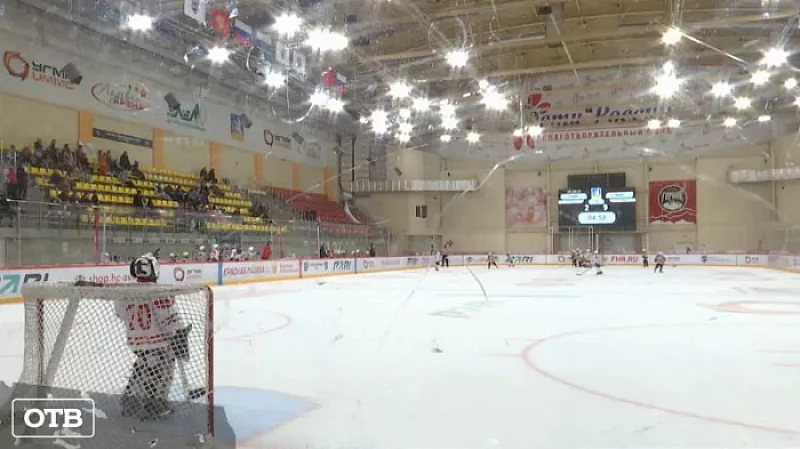 На детский хоккейный турнир в Верхнюю Пышму приехали около 200 юных спортсменов