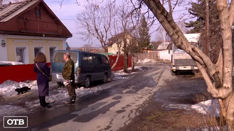 Пенсионер из Екатеринбурга 15 лет пишет жалобы на соседа во все инстанции, чтобы тот убрал с дороги большегруз