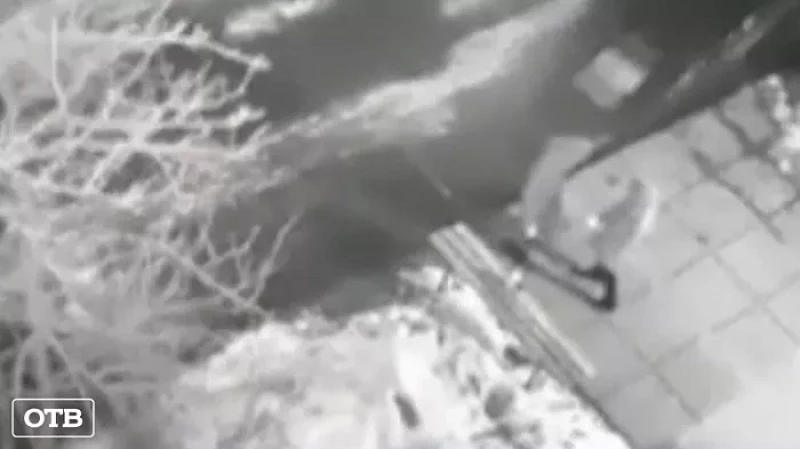 В Карпинске пьяный водитель сбил пешехода во дворе жилого дома