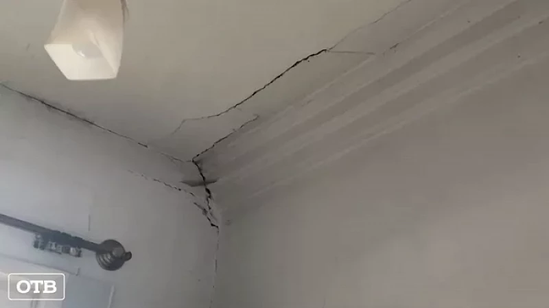 Жители Таватуя вынуждены до следующей весны жить в аварийном бараке