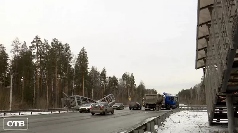 Мост рухнул: пешеходный переход на ЕКАД снесли второй раз