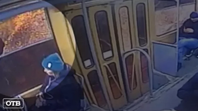 Пассажирский вагон попал под обстрел в центре Екатеринбурга: видео