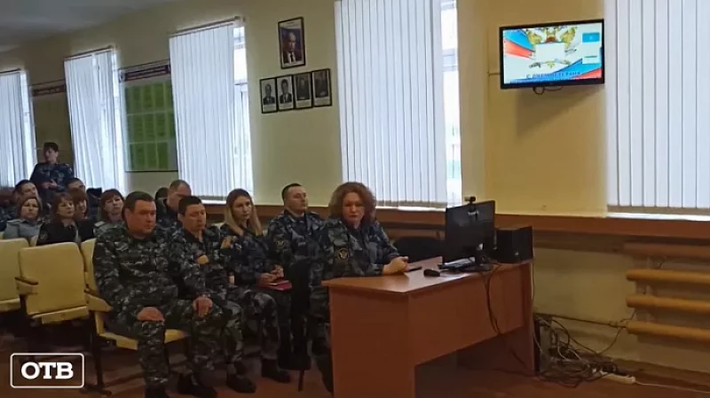 Сотрудники полиции предупредили о телефонных мошенниках работников ИК-54