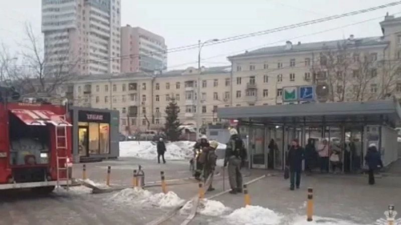 ЧП в екатеринбургском метро: сотни человек эвакуировали со станции «Уралмаш»