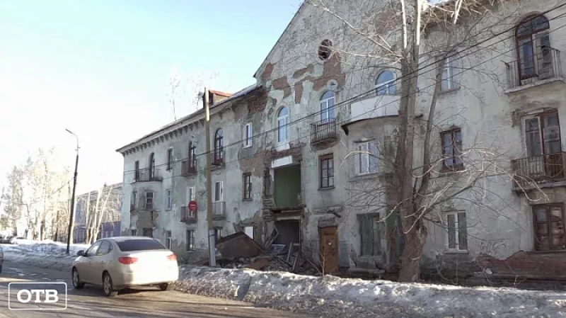 В Серове стена дома обрушилась после падения с крыши глыбы льда: прокуратура проводит проверку