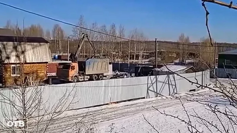 Садоводы СНТ из Екатеринбурга вместо птичек слушают лишь лязг железа
