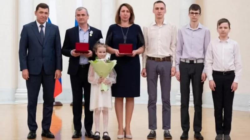 Многодетных родителей из Нижнего Тагила наградили медалью ордена «Родительской славы»