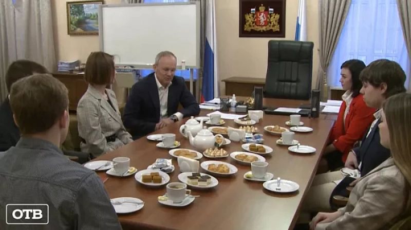 Вице-губернатор Свердловской области встретился с молодыми волонтёрами из Ревды и Богдановича