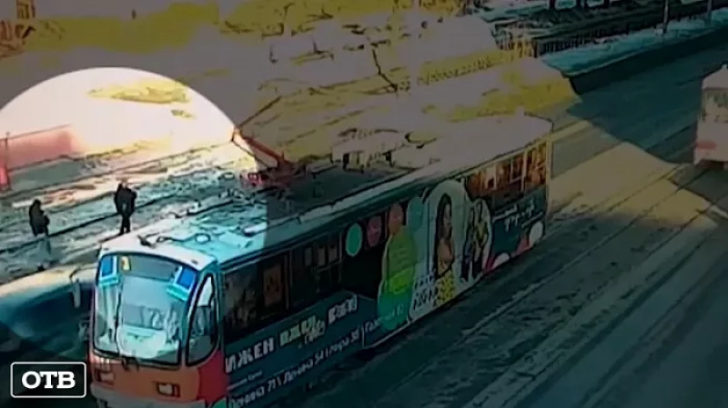 Тагильчанка торопилась на трамвай и угодила под колёса машины