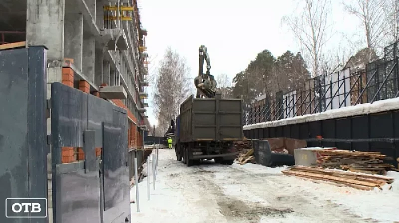 Екатеринбуржцы жалуются на строительную технику, которая ездит под окнами по ночам