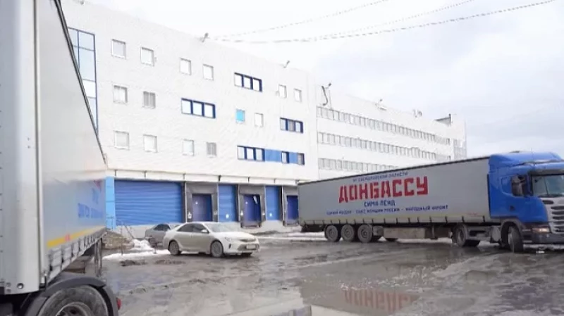 Две фуры с гуманитарным грузом отправили из Екатеринбурга в зону СВО