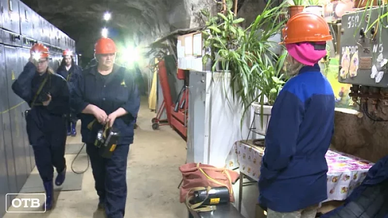 Глава Берёзовского спустился в шахту, чтобы поздравить женщин-горняков с 8 Марта