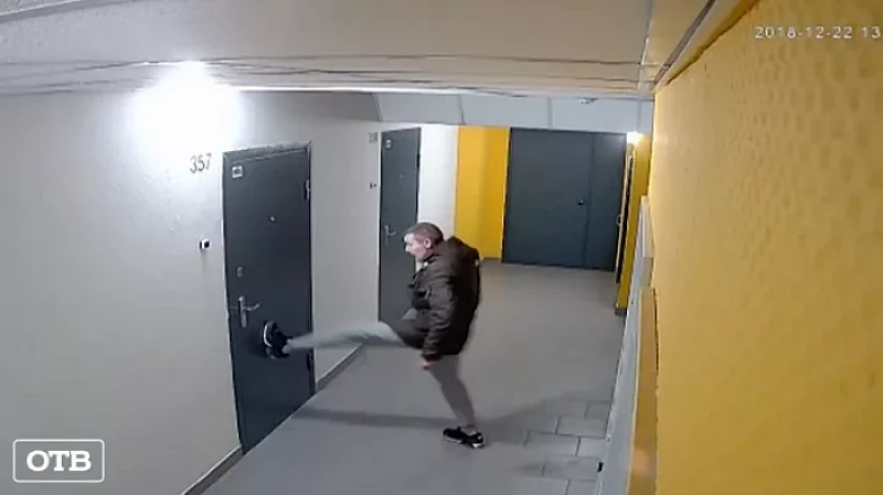 Жители многоэтажки в Екатеринбурге пытаются найти управу на соседа, который держит в страхе весь дом