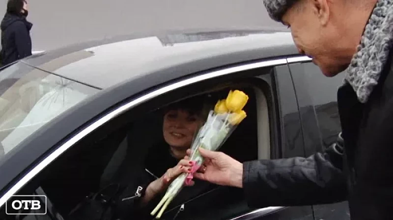 Цветочный патруль в Екатеринбурге поздравил женщин с наступающим 8 Марта