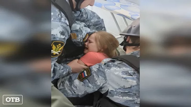 С кем останутся дети: в Екатеринбурге судебные приставы изъяли дочь у отца