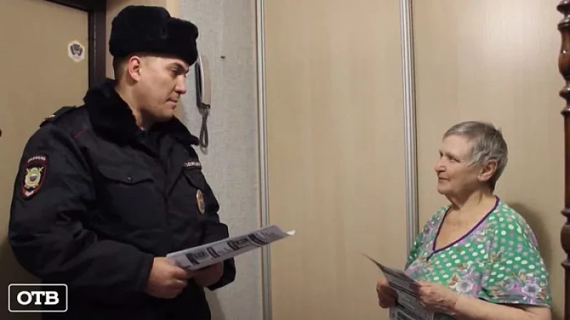 Сотрудники полиции Алапаевска поздравили с 8 Марта горожанок и матерей сотрудников, погибших при исполнении долга