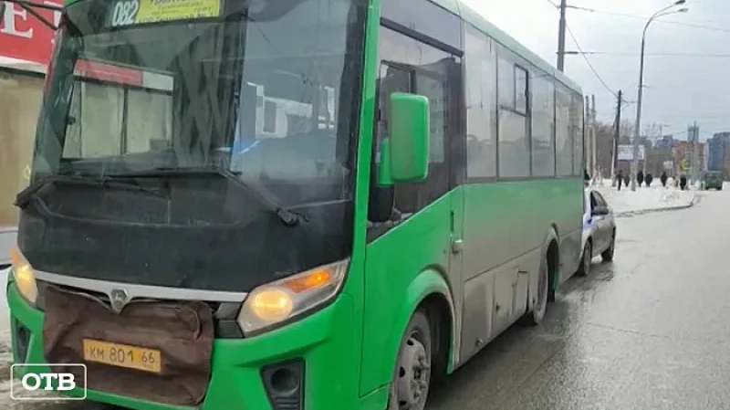 Трёхлетний мальчик получил травмы после резкого торможения автобуса в Екатеринбурге