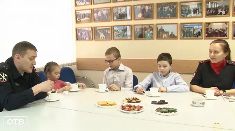8 Марта в каждый дом: полицейские устроили чаепитие в музее для своей коллеги
