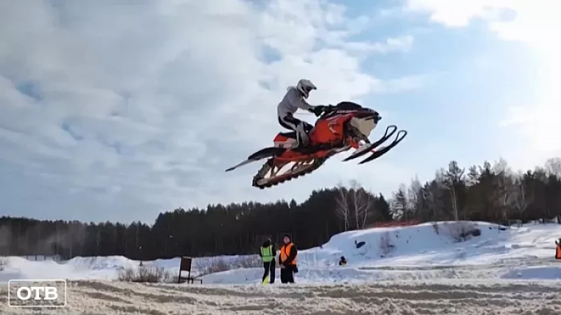 Кубок Урала по сноубайк-кроссу собрал около 100 экстремалов со всего СНГ