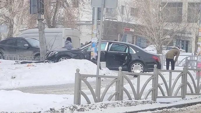 В Екатеринбурге «Майбах» врезался в столб: кто виноват?