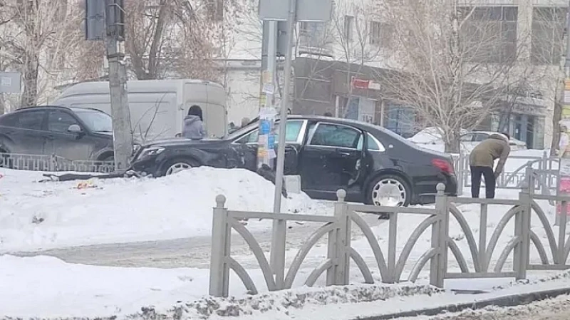 В Екатеринбурге «Майбах» врезался в столб: кто виноват?