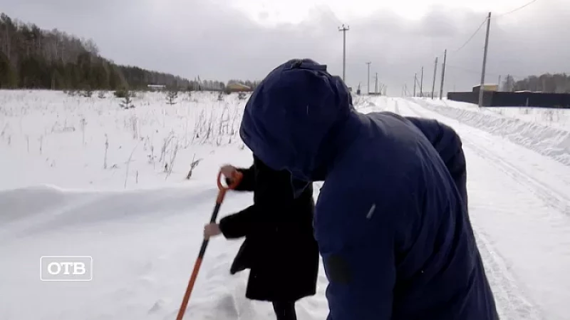 Жители деревни Гусева своими силами разгребают дорожные сугробы уже 10 лет