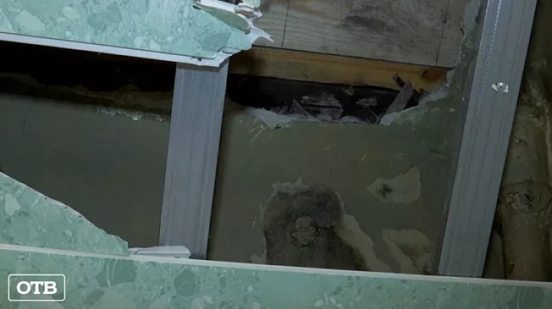 У жильцов дома-памятника на Уралмаше в квартире обвалился потолок