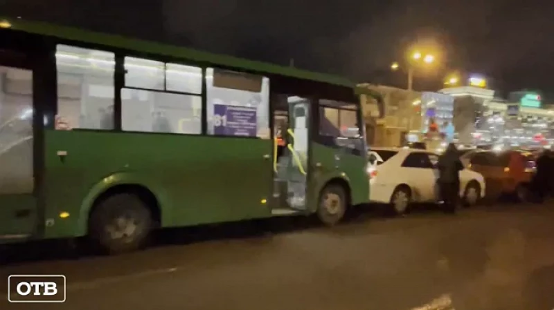 У Екатеринбургского цирка столкнулись четыре легковых автомобиля и автобус