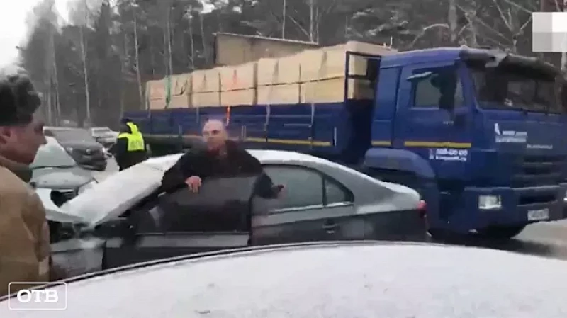 На Берёзовском тракте водитель иномарки устроил массовое ДТП и подрался с автоинспектором