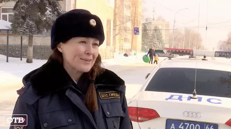 В Екатеринбурге женские патрули поздравляют водителей с Днём защитника Отечества