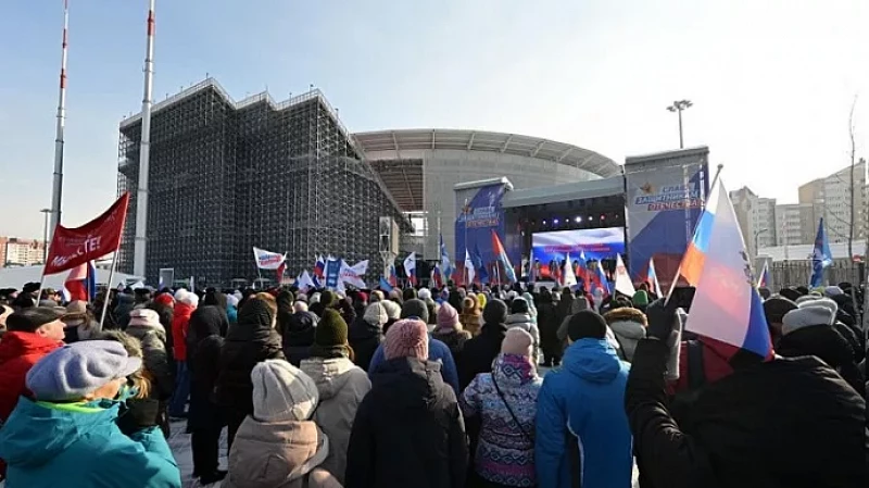 Тысячи свердловчан приняли участие в митинге-концерте «Слава защитникам Отечества» в Екатеринбурге