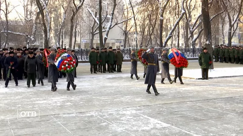 В Екатеринбурге преддверии Дня защитника Отечества военные возложили цветы к памятнику маршалу Жукову