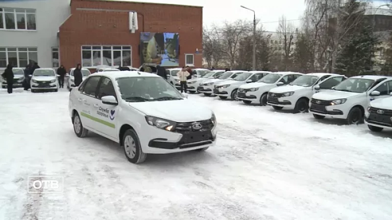 Больницам Свердловской области направили 32 новых автомобиля
