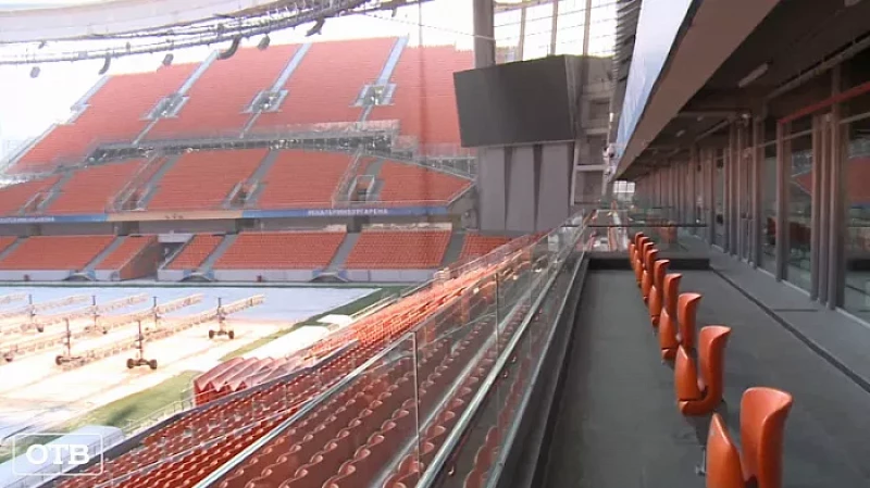 Подогревают газон и пылесосят снег: на «Екатеринбург Арене» готовятся к первому домашнему матчу в этом году