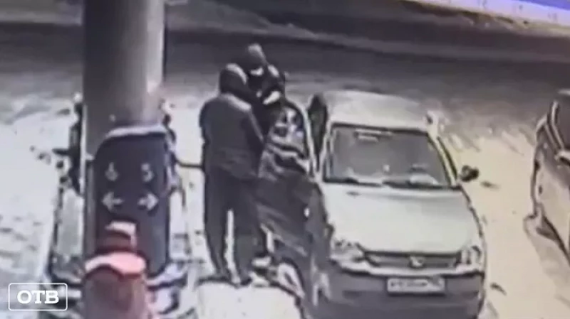 Мужчина хотел зайцем проехать на такси и сбежал, оставив в машине рюкзак с наркотиками