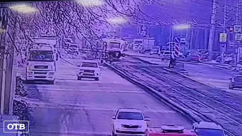 В результате неудачного обгона «Лада Гранта» перевернулась на крышу