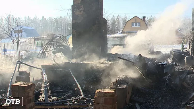 Сгорели дотла: крупный пожар произошёл в садовом товариществе на восьмом километре Чусовского тракта