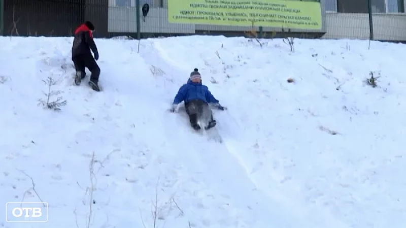 Растяжки с оскорбительными надписями появились во дворе на улице Прониной в Екатеринбурге