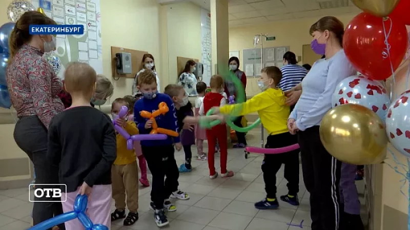 Праздник юным пациентам онкоцентра подарил благотворительный фонд в Екатеринбурге